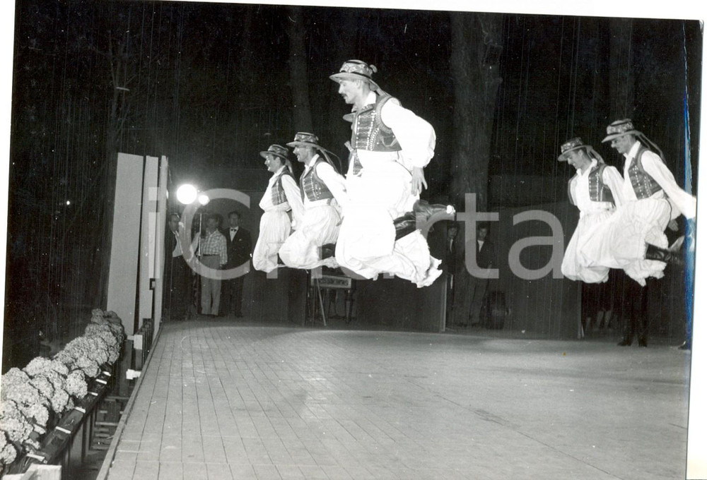 Fotografia d epoca originale 1956 GENOVA Complesso ungherese balla danze tzigare ai Parchi di Nervi Foto 1
