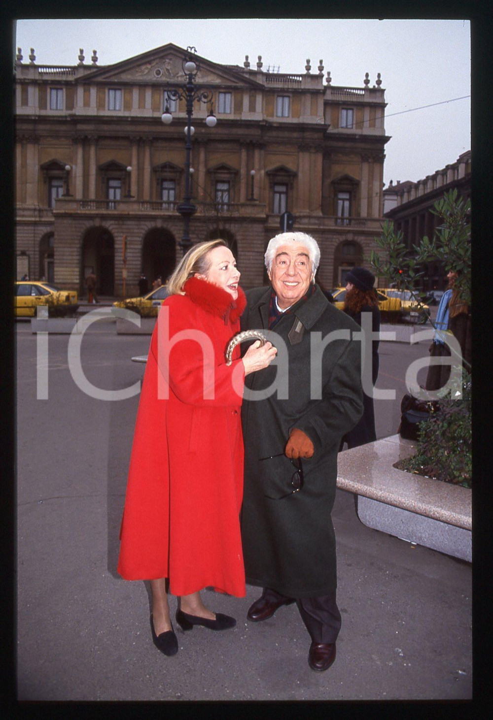 35mm vintage slide* 1992 MILANO Gino BRAMIERI Marisa MERLINI Piazza della Scala