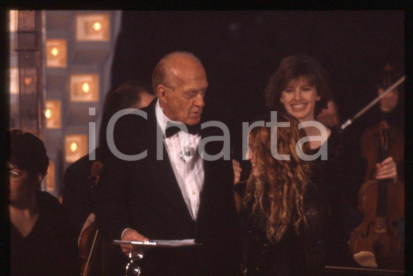 Fotografia d epoca originale 1998 Festival di SANREMO Raimondo VIANELLO  MADONNA 35mm vintage slide 1
