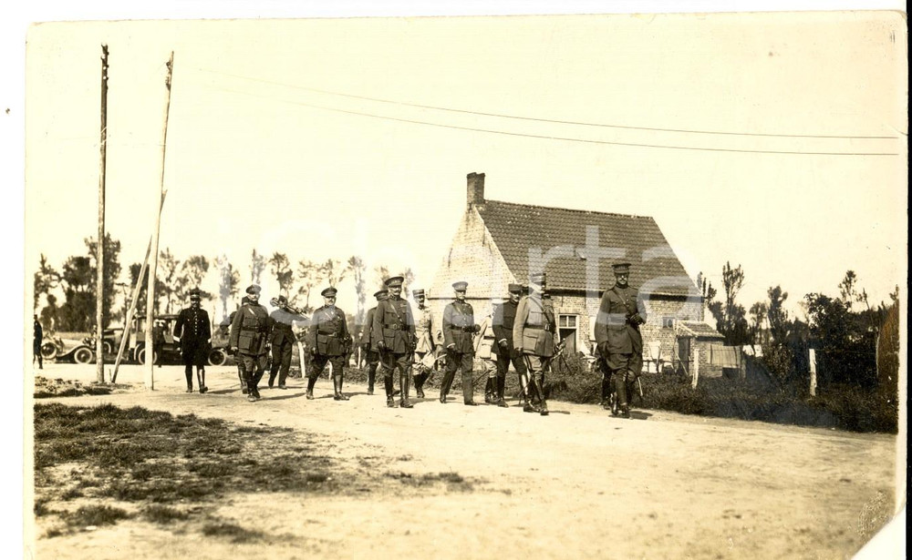 Fotografia d epoca originale 1915 ca WW1 Ufficiali sfilano in un villaggio sul FRONTE BELGA Foto 17x11 1