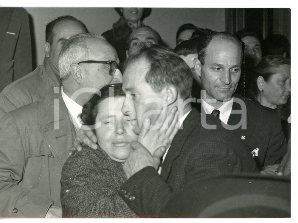 1959 FIRENZE Omicidio Annarella BRACCI - Lionello EGIDI dopo l'assoluzione *Foto Fotografia d'epoca con didascalia coeva.  CONDIZIONI: FAIR (bassa qualit&agrave; e difetti di stampa) FORMATO: 18x13 cm     originale e autentica 1