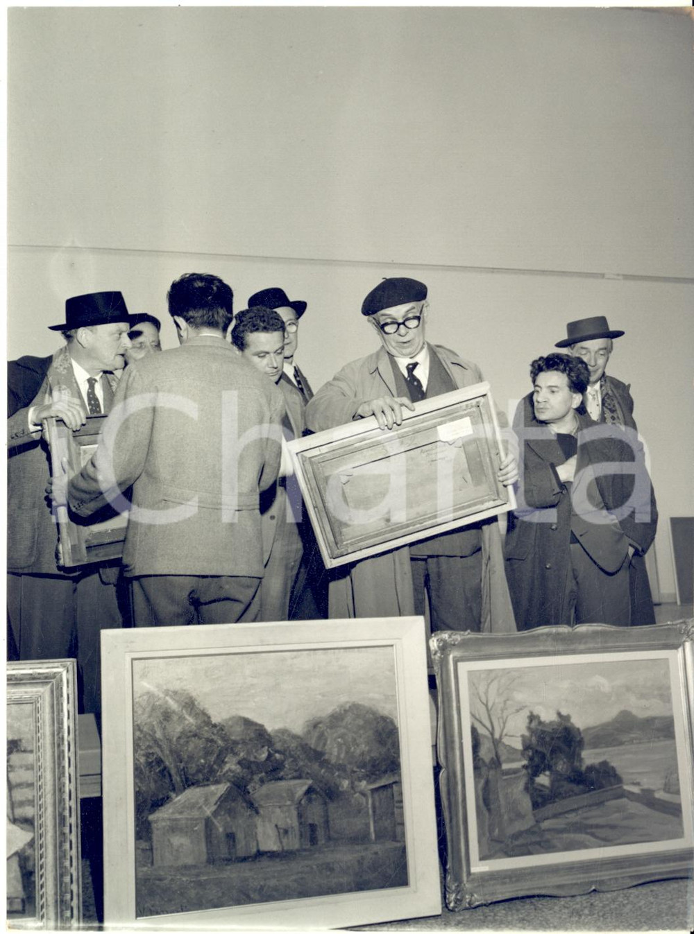 1957 MILANO Permanente - Arrivo opere d'arte per selezione della Biennale *Foto