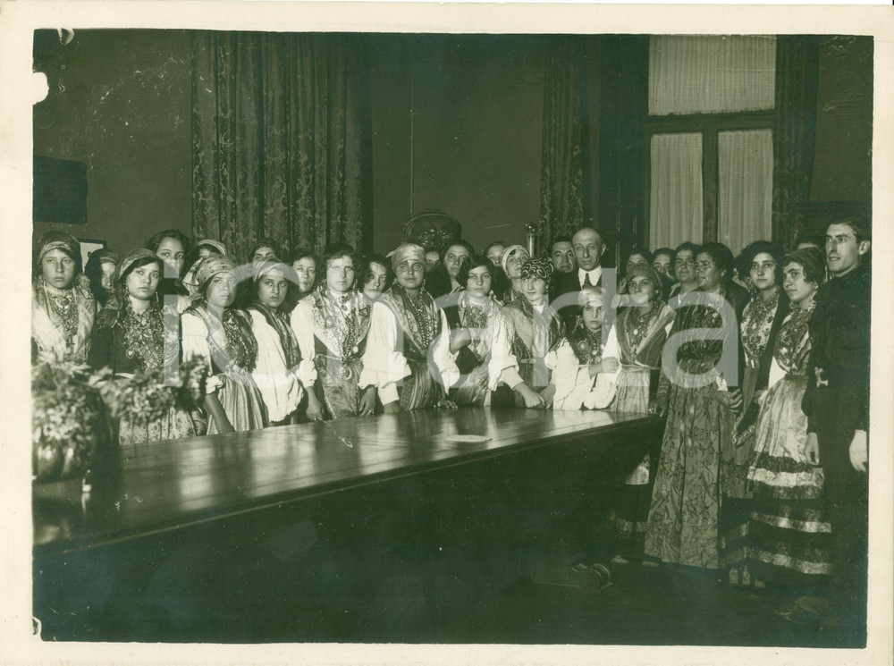 Fotografia d epoca originale 1928 ROMA Augusto TURATI con donne Dopolavoro FOGGIA in costume tipico FOTO 1