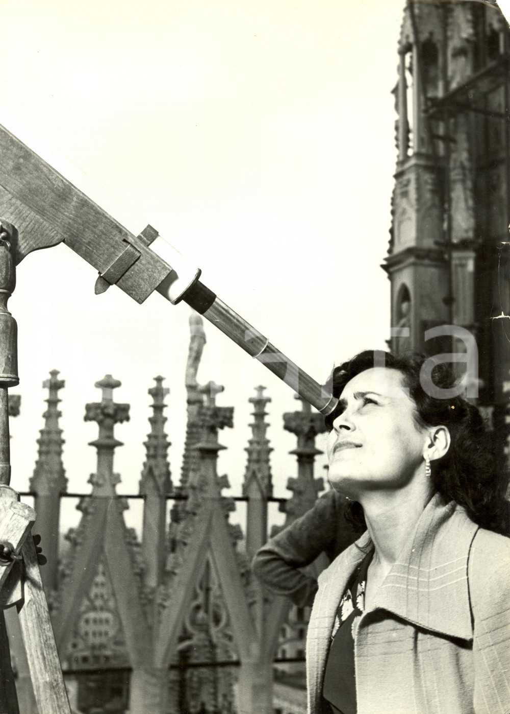Fotografia d epoca originale 1950 ca MILANO Turista al telescopio su terrazza del DUOMO Fotografia 24 x 30 cm 1