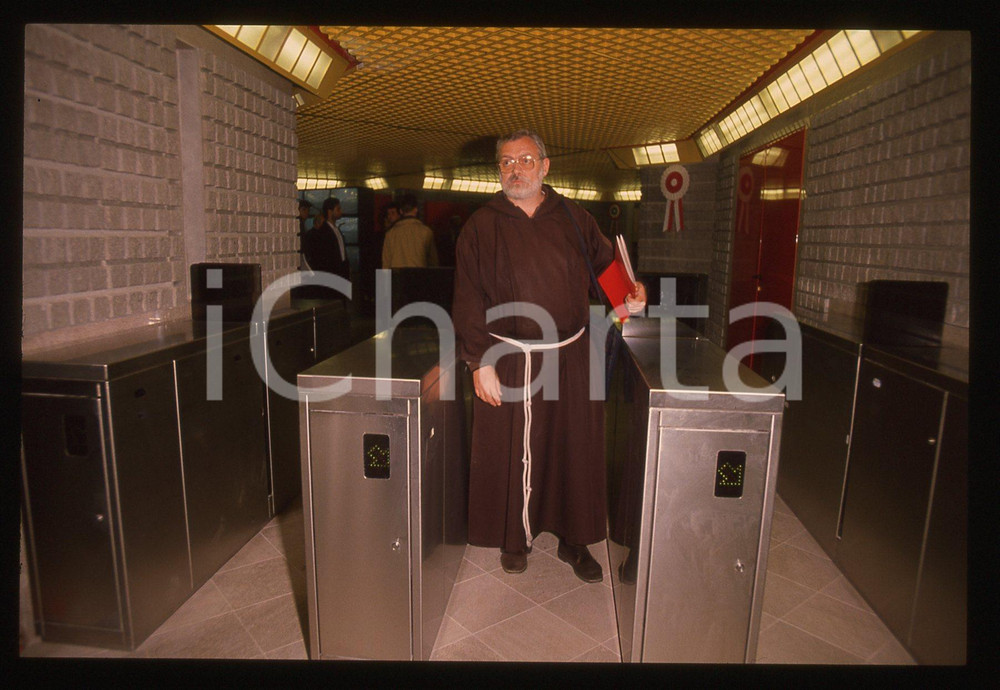 35mm vintage slide* 1990 MILANO Frate Cesare BONIZZI *Inaugurazione LINEA M3 (4)  Diapositiva d'epoca, in formato 35 mm. CONDIZIONI: GOOD  Tutti i diritti riservati.E' severamente vietata la riproduzione. ICharta mette in vendita, sul negozio eBay e in esclusiva sul sito "icharta" il proprio archivio composto da numerose diapositive e negativi fotografici d'epoca, tutti originali e autentici, che attraversano la storia del costume italiano tra gli la fine degli anni Sessanta e Novanta.Si tratta di uno sguardo inedito sull'attualit&agrave;, la politica, la vita quotidiana, il gossip e la cultura, che fotografa il cambiamento della nazione in quest'ultimo scorcio del XX secolo. Un'occasione unica per il mercato del collezionismo, che vede finalmente disponibile un archivio eccezionale per vastit&agrave;, tematiche e condizioni, in un settore (il negativo fotografico e la diapositiva) di assoluta novit&agrave; e dalle interessanti prospettive di investimento.New layer...  originale e autentica 1