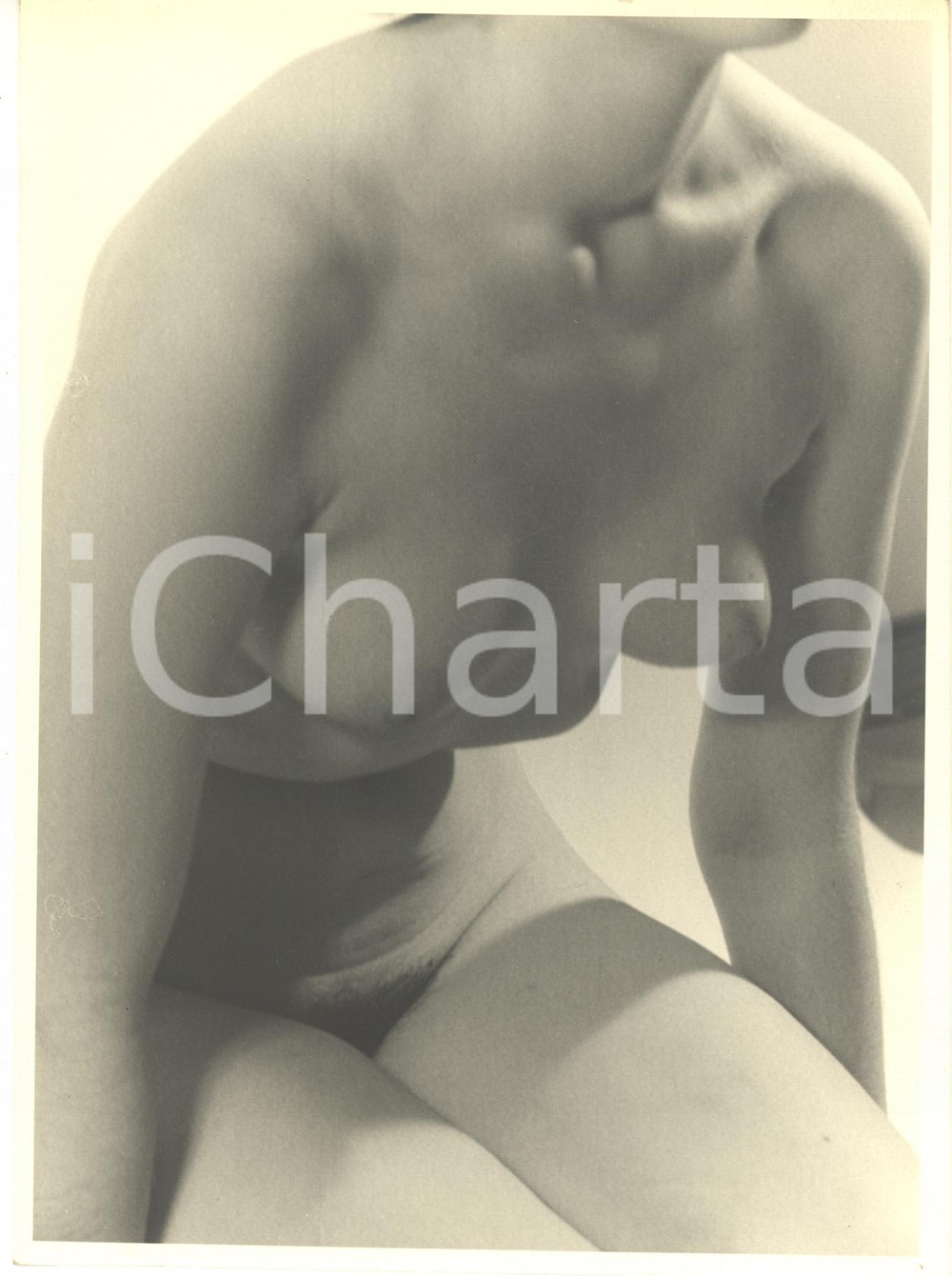 1960 ca VINTAGE EROTIC Bust of a nude woman (2) Photo Raymond VAN DOREN 18x24 cm Fotografia originale di Raymond Van Doren; si tratta di una prova di stampa, su carta di bassa qualit&agrave;.FORMATO: 18x24 cmCONDIZIONI: G    originale e autentica 1