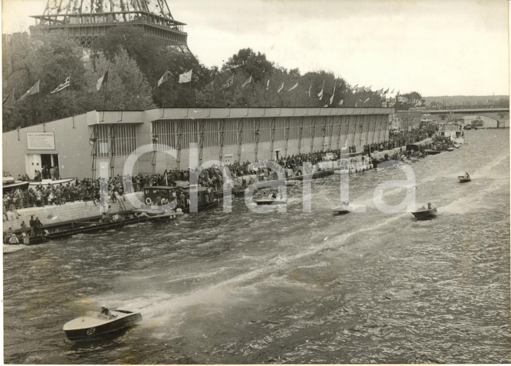 1959 6 HEURES DE PARIS - Vue de la course sur la Seine pour bateaux *Photo 18x13  Fotografia d'epoca con didascalia coeva al verso.   CONDIZIONI: G  FORMATO: 18x13 cm     originale e autentica 1