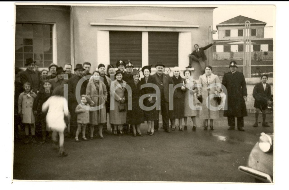 Fotografia d'epoca originale 1940 ca ARESE (MI) Foto di gruppo con Carabinieri e Vigili del Fuoco A. MORBELLI 1