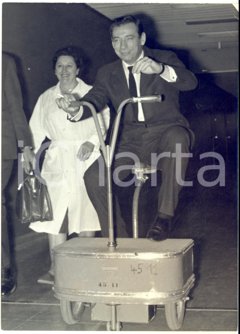 1962 PARIS ORLY Yves MONTAND arrive  sur un chariot-tracteur - Photo 13x18 cm