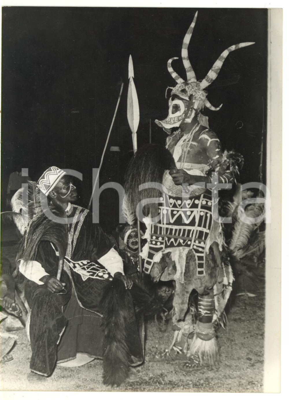 1963 NAIROBI Masai festeggiano l'indipendenza del KENYA *Foto 13x18 cm  Fotografia d'epoca con didascalia coeva al verso.   CONDIZIONI: G FORMATO: 13x18 cm     originale e autentica 1