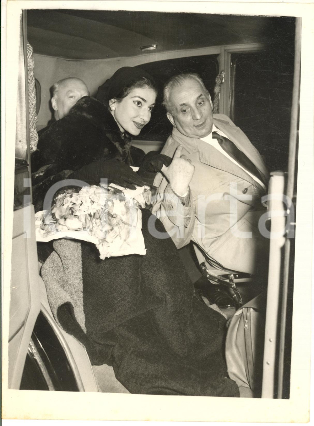 1957 LONDON Maria CALLAS with her husband on arrival at the airport *Photo