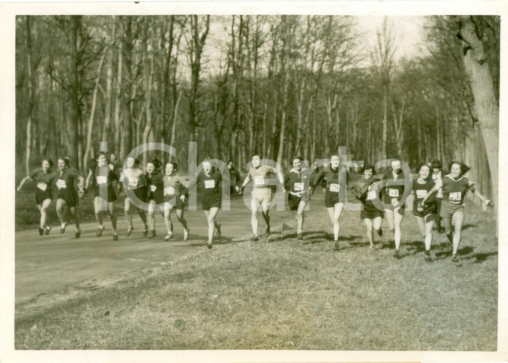 Fotografia d epoca originale 1937 PARIS CROSS COUNTRY Concorrenti protestano formando una catena umana 1