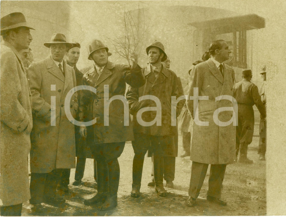 Fotografia d epoca originale 1955 ca MILANO Vigili del fuoco su luogo tragedia VIA MARCHETTI Fotografia 1