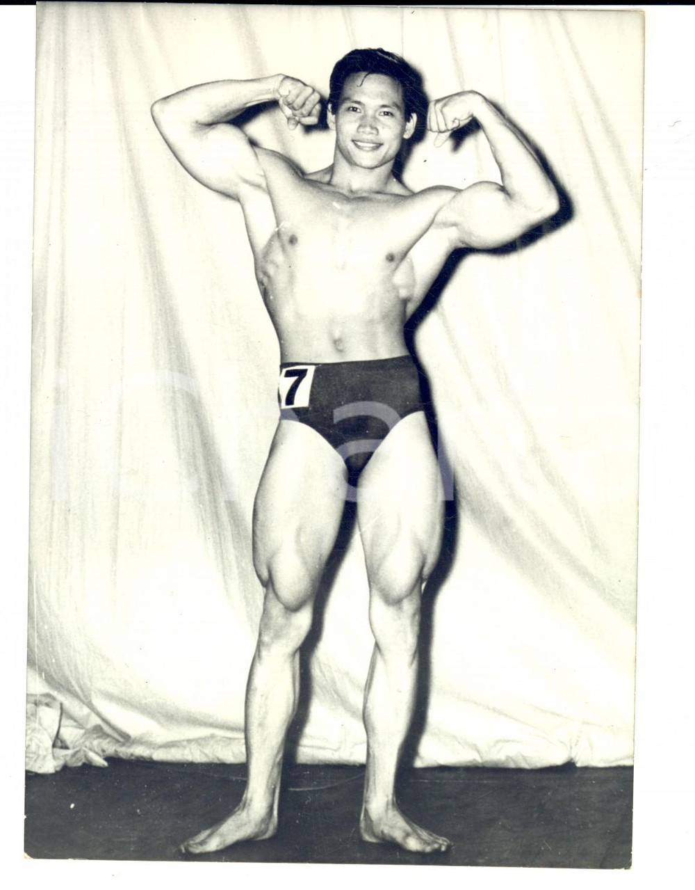 Fotografia d epoca originale 1955 ca MISTER MONDO Concorso bellezza maschile  Un finalista Foto 14x18 cm 1