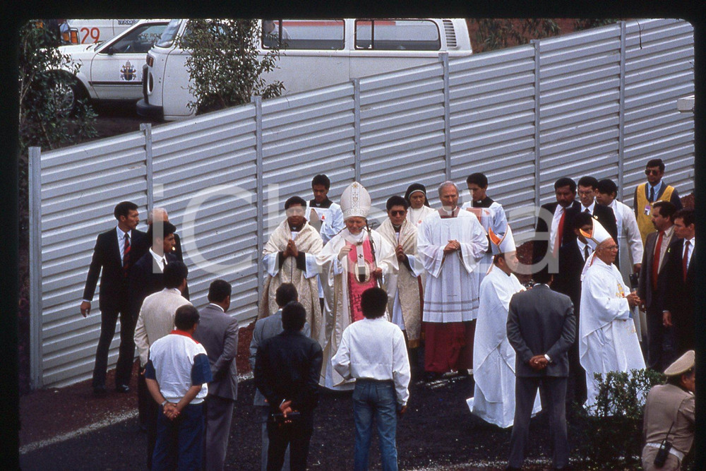 35mm vintage slide* 1990 Mexico valle Chalco, Giovanni Paolo II with people  Diapositiva d'epoca, in formato 35 mm.CONDIZIONI: GOODE' severamente vietata la riproduzione. Tutti i diritti sono riservati.Nella diapositiva ICharta mette in vendita, sul negozio eBay e in esclusiva sul sito "icharta" il proprio archivio composto da numerose diapositive e negativi fotografici d'epoca, tutti originali e autentici, che attraversano la storia del costume italiano tra gli la fine degli anni Sessanta e Novanta.Si tratta di uno sguardo inedito sull'attualit&agrave;, la politica, la vita quotidiana, il gossip e la cultura, che fotografa il cambiamento della nazione in quest'ultimo scorcio del XX secolo. Un'occasione unica per il mercato del collezionismo, che vede finalmente disponibile un archivio eccezionale per vastit&agrave;, tematiche e condizioni, in un settore (il negativo fotografico e la diapositiva) di assoluta novit&agrave; e dalle interessanti prospettive di investimento.  FAIR/discreto   originale e autentica 1