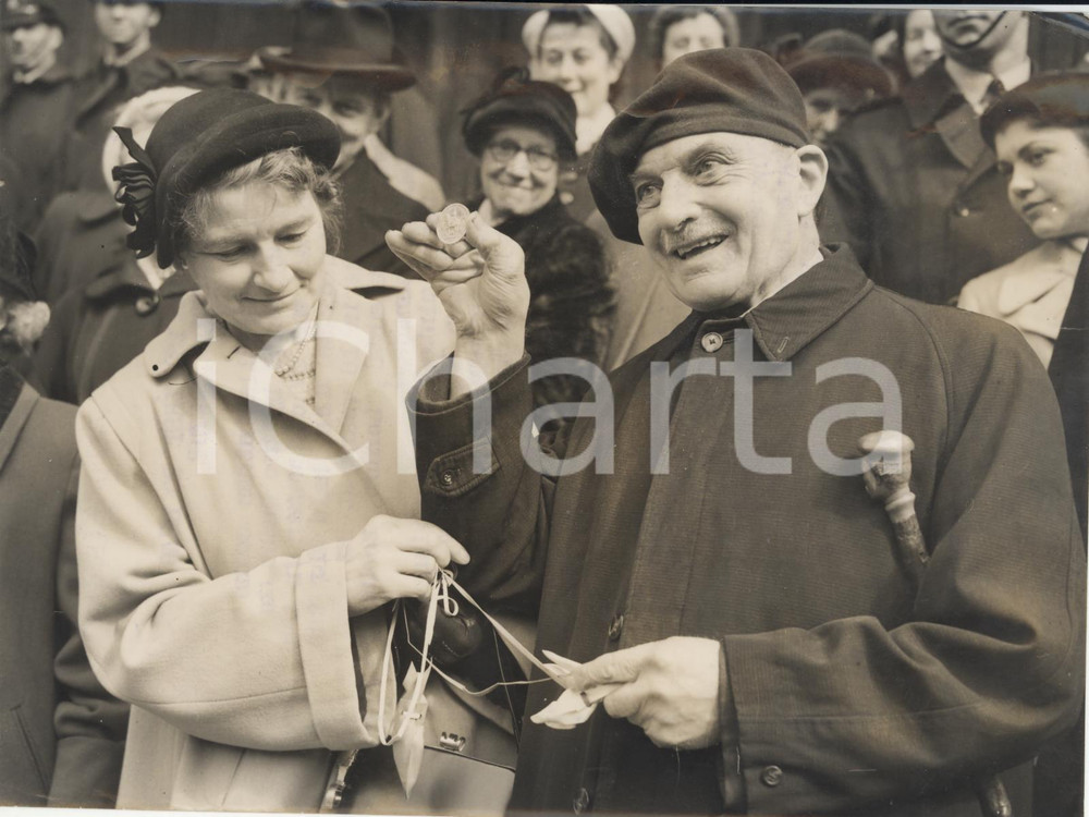 Fotografia d epoca originale 1953 LONDON William IRONS shows Maundy Money bearing Queen s Elizabeth effigy 1