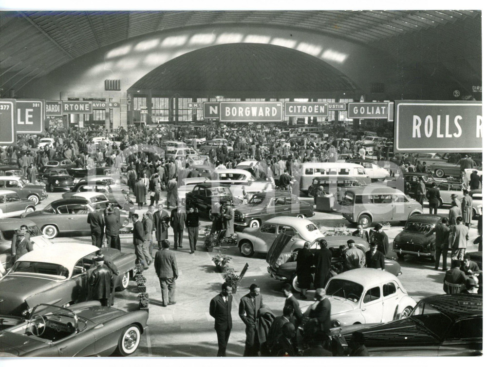 1956 TORINO Salone dell'Automobile - Folla tra le auto in esposizione *Foto  Fotografia d'epoca con didascalia coeva.  CONDIZIONI: G FORMATO: 18x13 cm     originale e autentica 1