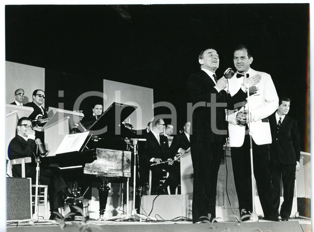 1965 IV CANTAGIRO Renato RASCEL intervistato sul palco da Enrico Maria SALERNO Fotografia d'epoca con didascalia coeva al verso. CONDIZIONI: FAIR (bassa qualit&agrave; di stampa)FORMATO: 24x18 cm     originale e autentica 1