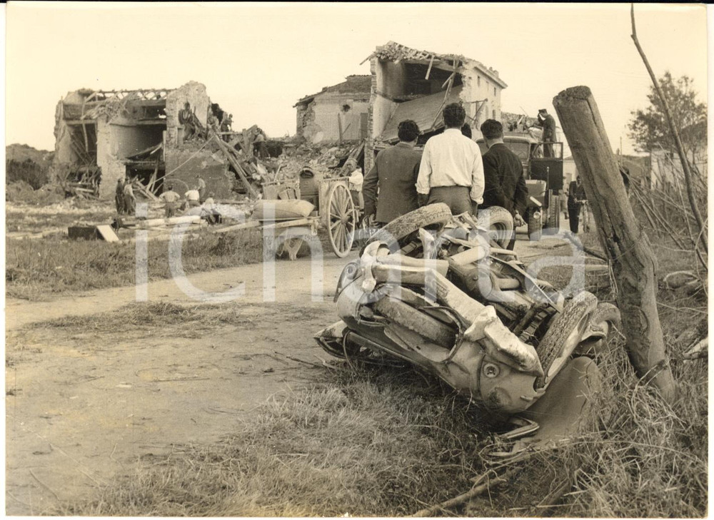1957 ROBECCO PAVESE Case e FIAT TOPOLINO distrutte dal tornado *Foto 18x13 Fotografia d'epoca con didascalia coeva.  CONDIZIONI: FAIR (piegatura al margine superiore e all'angolo inferiore sinistro)FORMATO: 18x13 cm     originale e autentica 1