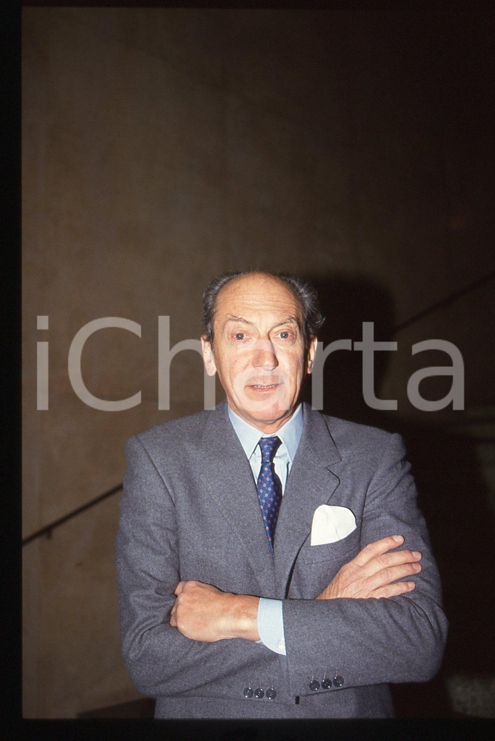 35mm vintage slide* 1985 ca ITALIA Raniero VANNI D'ARCHIRAFI Ritratto (4)  Diapositiva d'epoca, in formato 35 mm.CONDIZIONI: GOODTutti i diritti riservati.E' severamente vietata la riproduzione. ICharta mette in vendita, sul negozio eBay e in esclusiva sul sito "icharta" il proprio archivio composto da numerose diapositive e negativi fotografici d'epoca, tutti originali e autentici, che attraversano la storia del costume italiano tra gli la fine degli anni Sessanta e Novanta.Si tratta di uno sguardo inedito sull'attualit&agrave;, la politica, la vita quotidiana, il gossip e la cultura, che fotografa il cambiamento della nazione in quest'ultimo scorcio del XX secolo. Un'occasione unica per il mercato del collezionismo, che vede finalmente disponibile un archivio eccezionale per vastit&agrave;, tematiche e condizioni, in un settore (il negativo fotografico e la diapositiva) di assoluta novit&agrave; e dalle interessanti prospettive di investimento.  originale e autentica 1