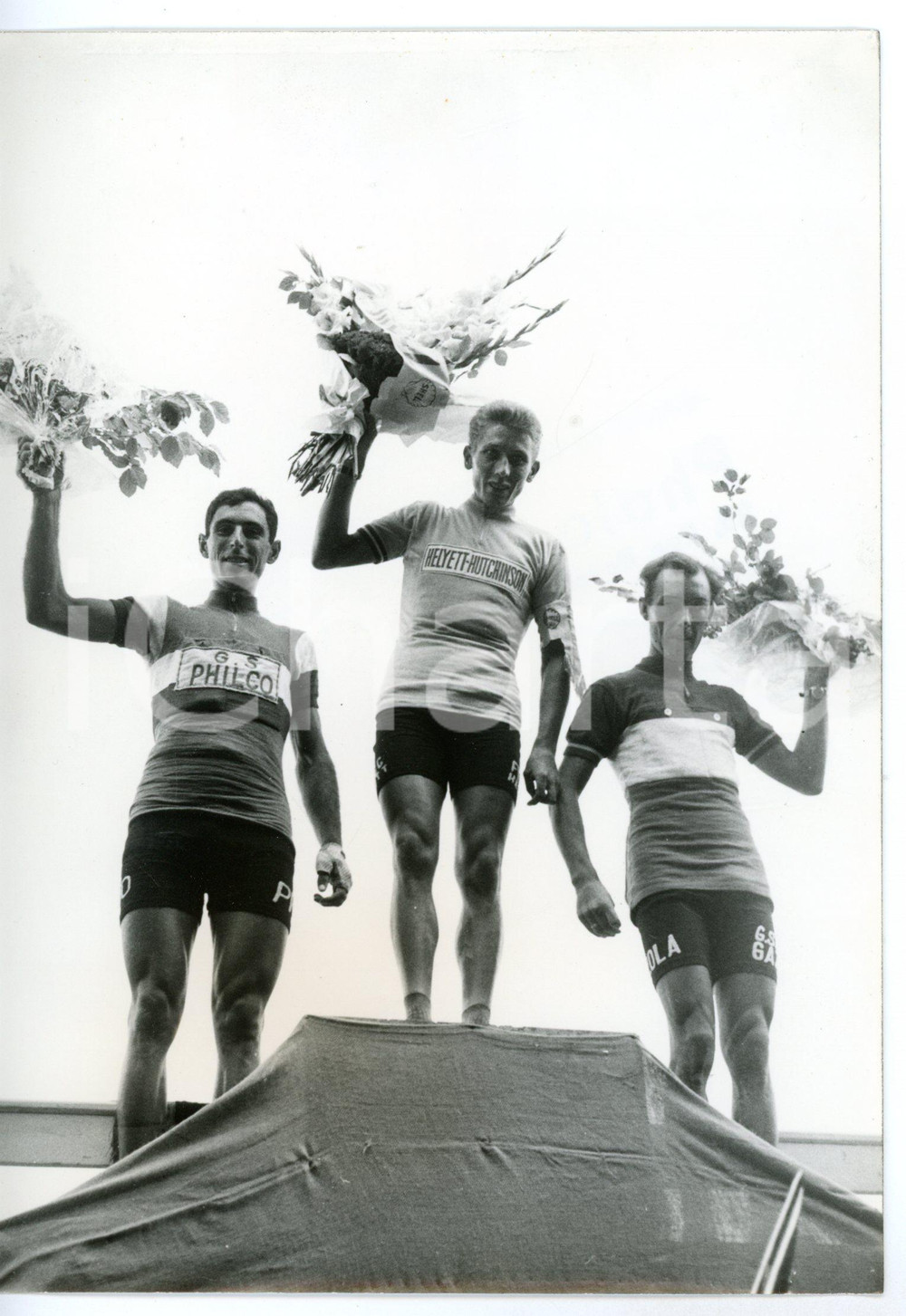 1961 PARIS - TOUR DE FRANCE Guido CARLESI Jacques ANQUETIL Charly GAUL sul podio Fotografia d'epoca con didascalia coeva.  CONDIZIONI: G FORMATO: 13x18 cm     originale e autentica 1