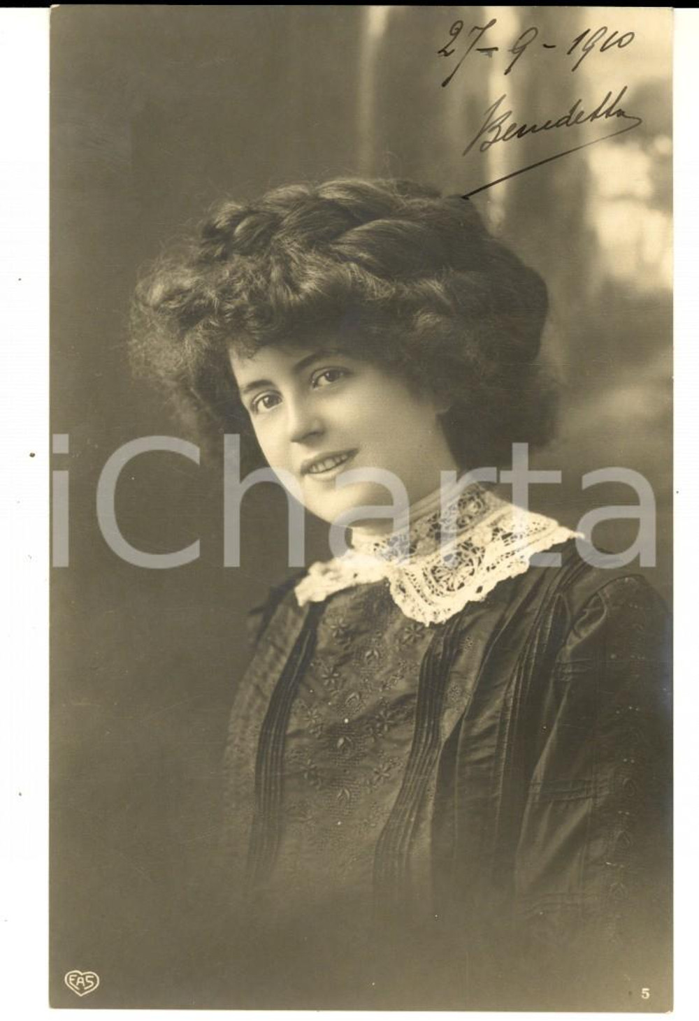 Cartolina originale da collezione 1910 MILANO Ritratto di donna con colletto di pizzo *Cartolina ing. BONELLI FP 1