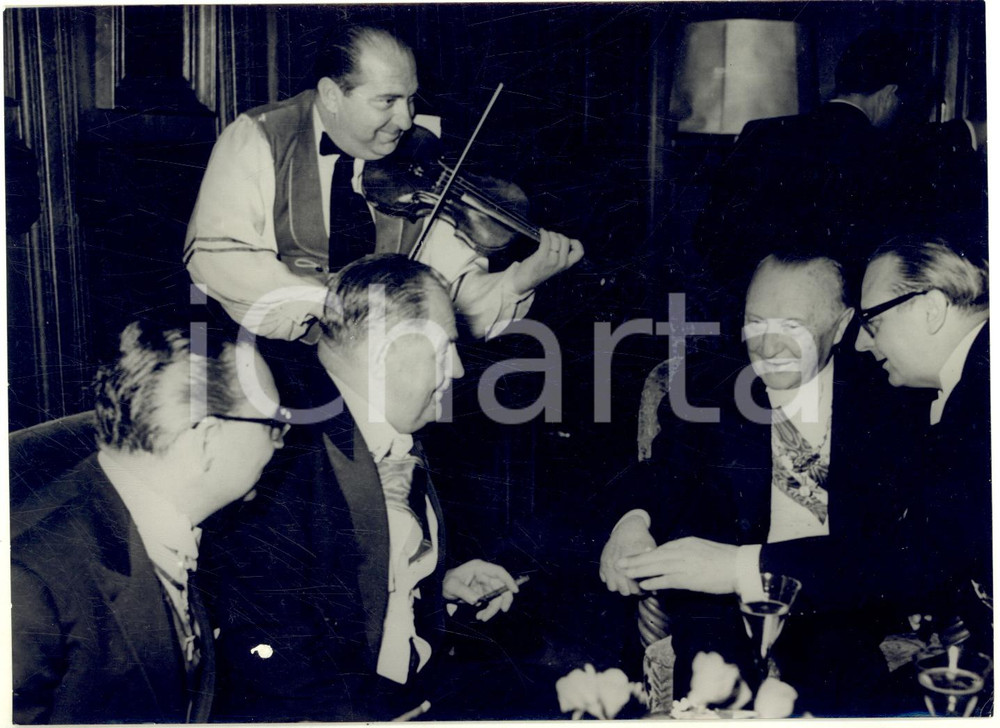 1956 BONN Heinrich VON BRENTANO Konrad ADENAUER Julius RAAB a un ricevimento