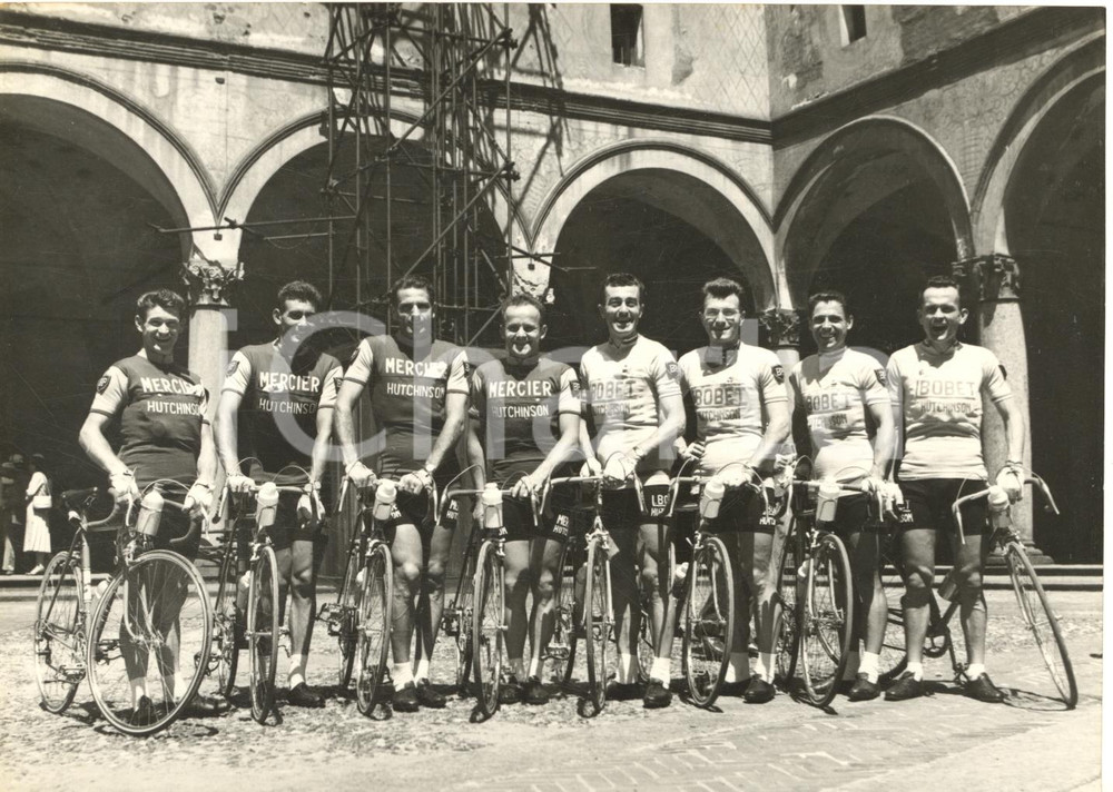 1957 CICLISMO GIRO D'ITALIA MILANO La squadra francese MERCIER-HUTCHINSON *Foto