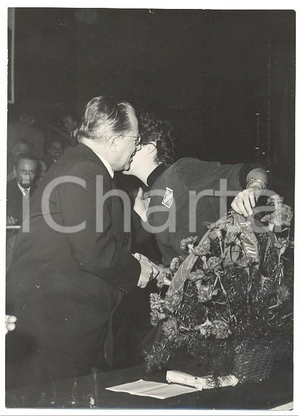 1954 MILANO TEATRO LIRICO Palmiro TOGLIATTI riceve fiori per 30 anni de L'UNITÀ