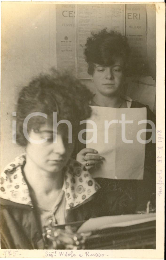 1918 NAPOLI GENIO MILITARE - Impiegate VITOLO e RUSSO al lavoro *Foto cartolina Fotografia d'epoca, in formato cartolina postale.Didascalia manoscritta originale.Non viaggiata.  CONDIZIONI: G (lieve residuo cartaceo al margine superiore)NOTA BENE: TUTTI I DIRITTI RISERVATI;E' VIETATA LA RIPRODUZIONE  originale e autentica 1