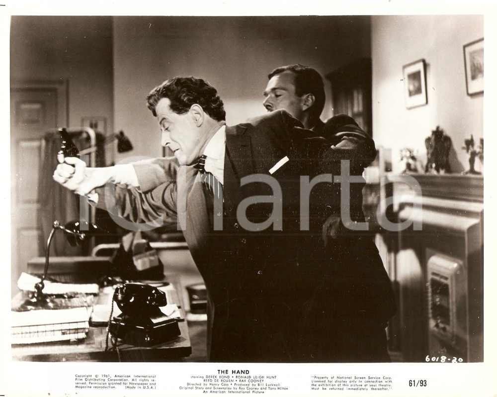 Fotografia d epoca originale 1960 THE HAND Movie by Henry CASS Cop disarms murderer Foto 25x20 cm 1