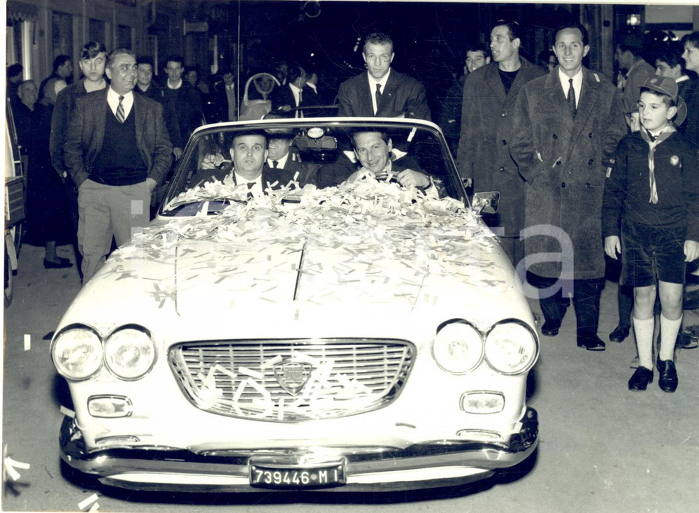 1963 PONTEDERA Festa per il pugile Sandro MAZZINGHI dopo il mondiale *Foto 18x13 Fotografia d'epoca, con didascalia coeva al verso. CONDIZIONI: GFORMATO: 18x13 cm     originale e autentica 1