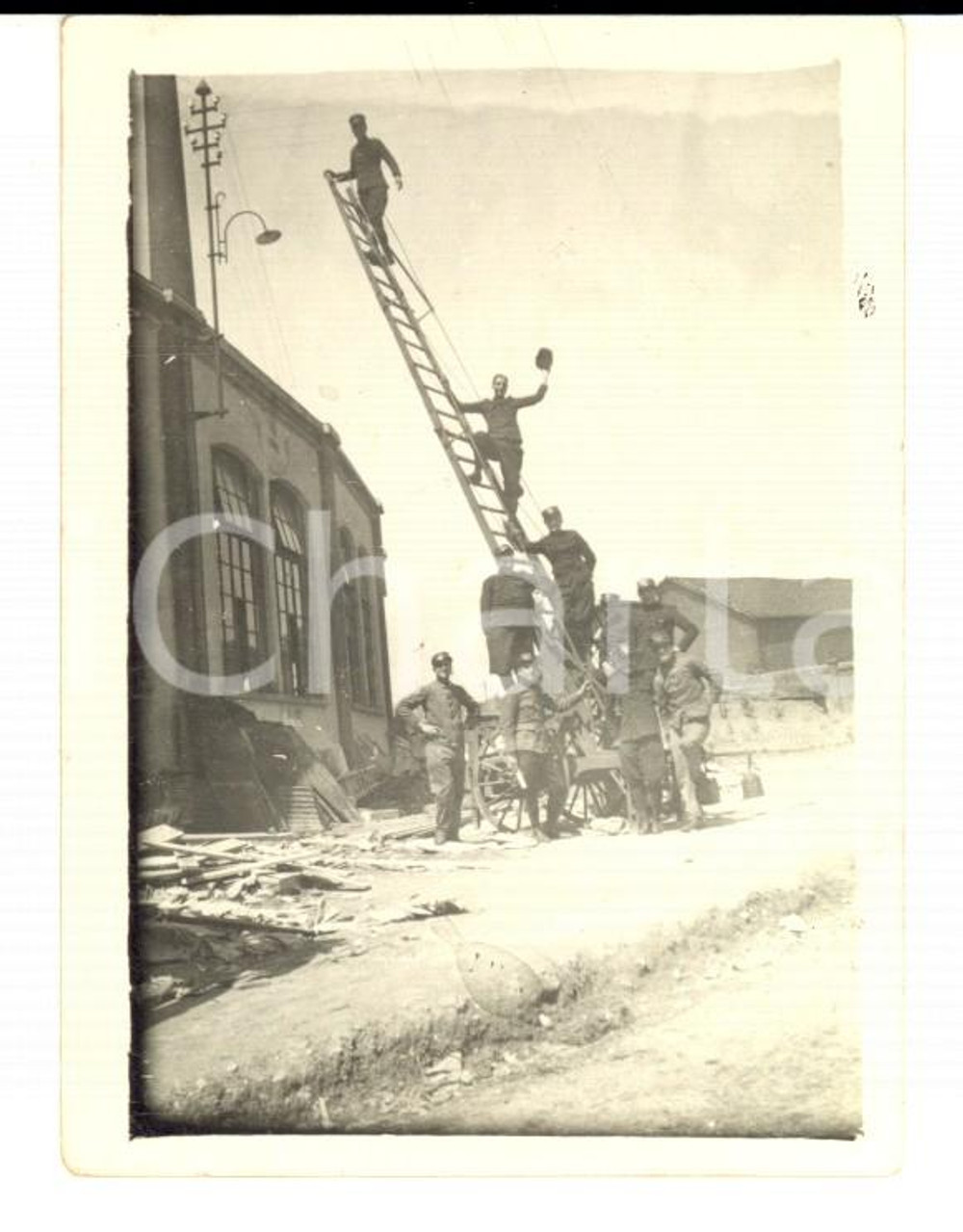 Fotografia d epoca originale 1932 TORINO Deposito ferroviario  Militari GENIO scherzano su una scala 7x9 cm 1