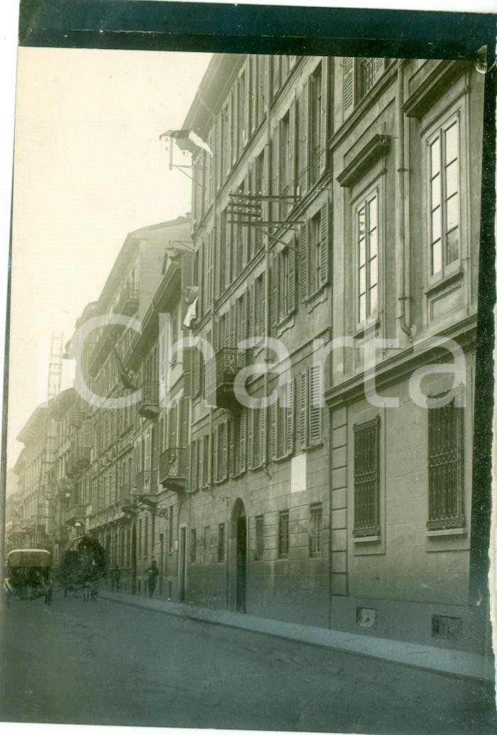 Fotografia d epoca originale 1920 ca MILANO Carrozze transitano davanti a Casa DANDOLO Fotografia 1