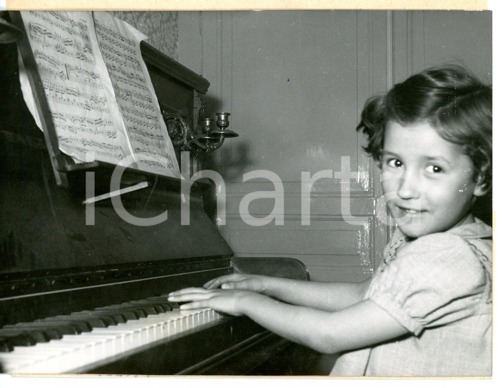 1953 LILLE (F) Bambina prodigio Marie Jeanne SOUPLET al pianoforte *Foto 18x13 Fotografia d'epoca con didascalia coeva.  CONDIZIONI: G (ma lievi difetti di stampa) FORMATO: 18x13 cm     originale e autentica 1