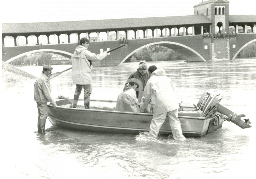 Fotografia d epoca originale 1994 PAVIA ALLUVIONE Soccorritori in barca al ponte coperto Fotografia 1