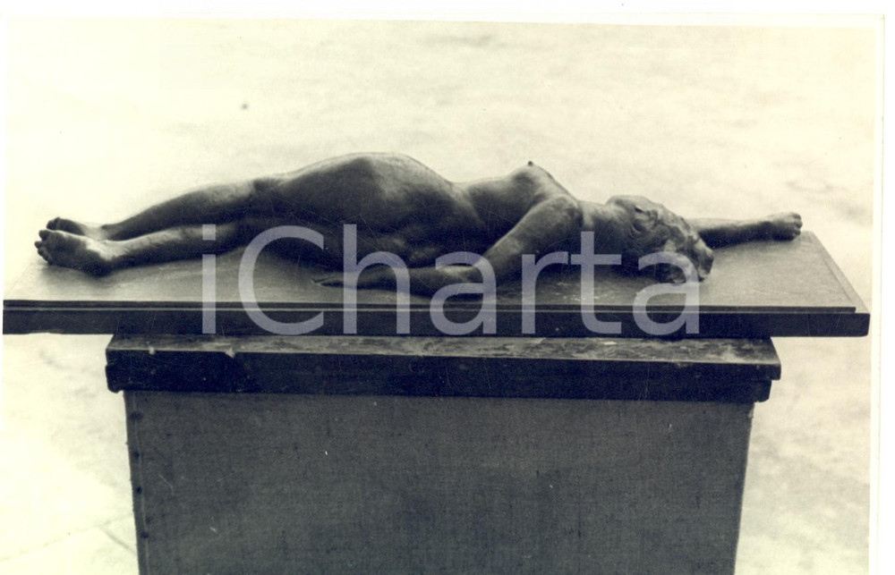 Fotografia d epoca originale 1935 LIVORNO Mostra Sindacale  Mario CARLESI  Donna giacente  Foto scultura 1