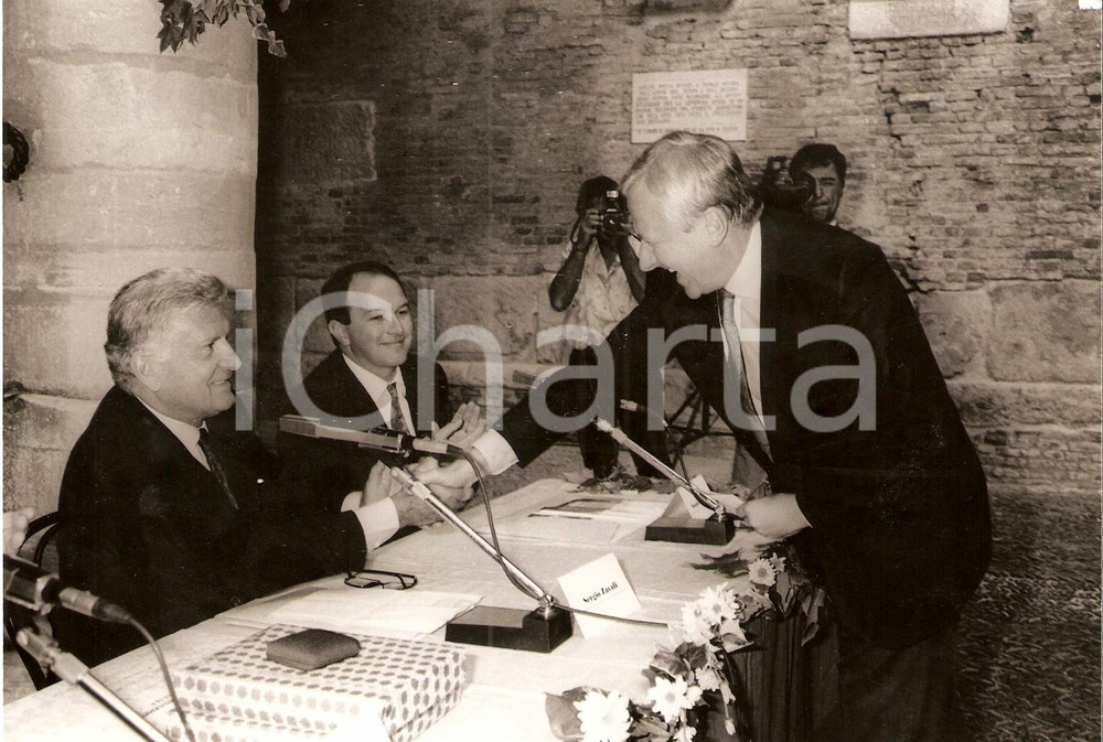 Fotografia d'epoca originale 1990 ca PESARO Sergio ZAVOLI consegna premio *Fotografia 1