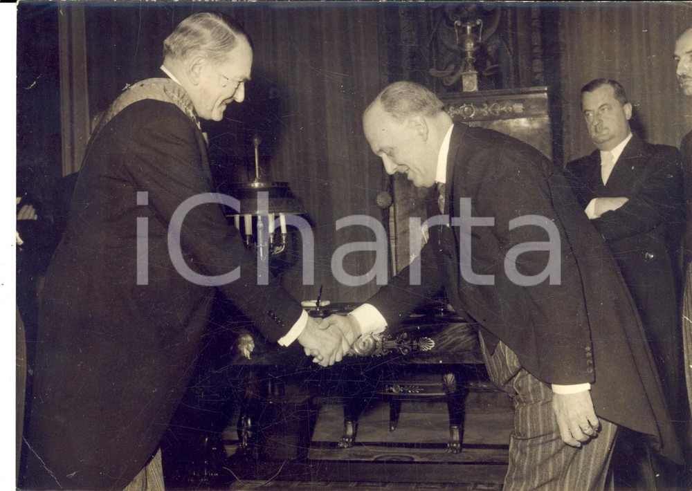 Fotografia d epoca originale 1954 PARIS Ambasciatore Pietro QUARONI decora RenÃ© COTY dell Ordine al Merito 1