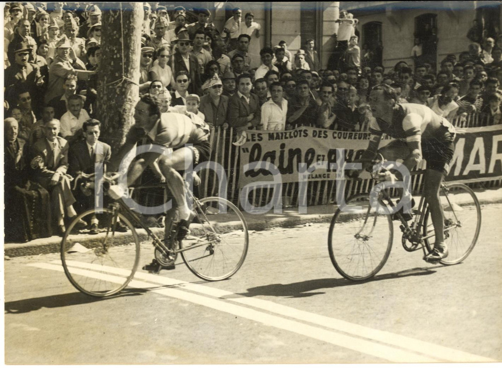 1957 CICLISMO TOUR DE FRANCE PERPIGNAN Arrivo Roger HASSENFORDER Arrigo PADOVAN  Fotografia d'epoca con didascalia coeva.    CONDIZIONI: G FORMATO: 18x13 cm     originale e autentica 1