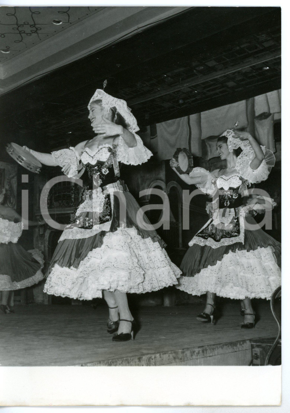 1957 PARIS Cabaret LIDO - BLUEBELL GIRLS durante spettacolo di danze italiane Fotografia d'epoca con didascalia coeva al verso. CONDIZIONI: FAIR (piegatura all'angolo inferiore destro)FORMATO: 13x18 cm     originale e autentica 1
