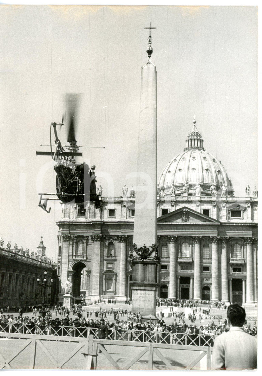 1958 ROMA - SAN PIETRO Elicottero con statua di Gesù Lavoratore dono delle ACLI