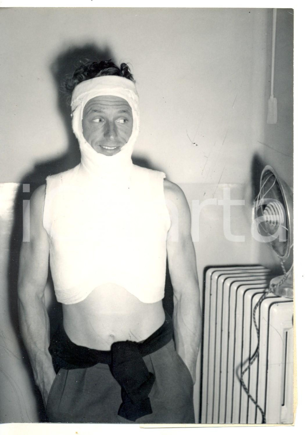Fotografia d epoca originale 1956 TORINO SCI Hans SENGER ricoverato dopo una caduta Foto 13x18 cm 1