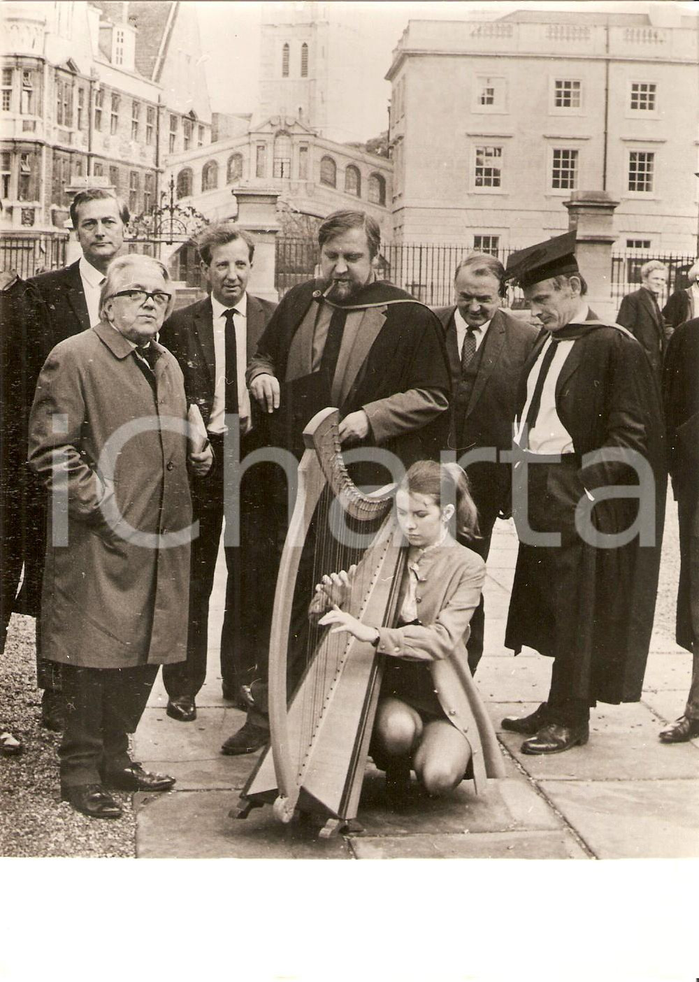 Fotografia d epoca originale 1965 ca OXFORD Poeta Caradog PRICHARD ascolta la figlia Mari suonare l arpa Foto 1