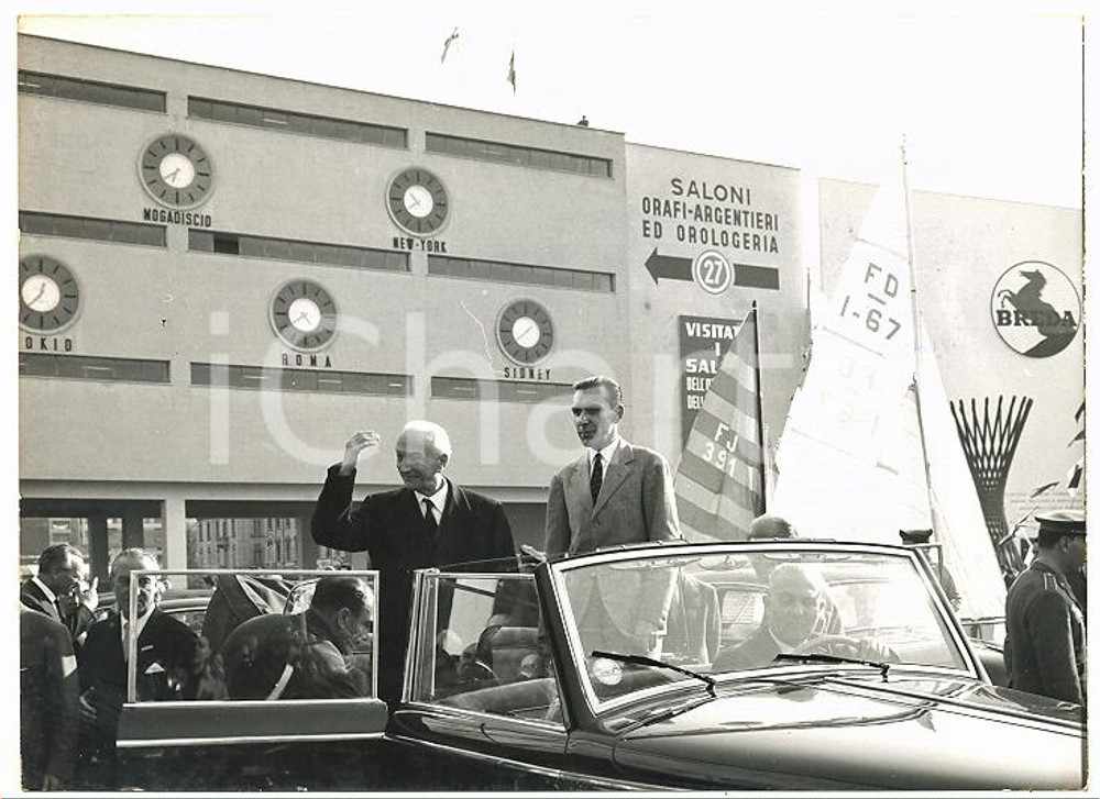 1959 FIERA DI MILANO Antonio SEGNI saluta i visitatori - Padiglione BREDA *Foto Fotografia d'epoca con didascalia coeva.   CONDIZIONI: FAIR FORMATO: 18x13 cm     originale e autentica 1