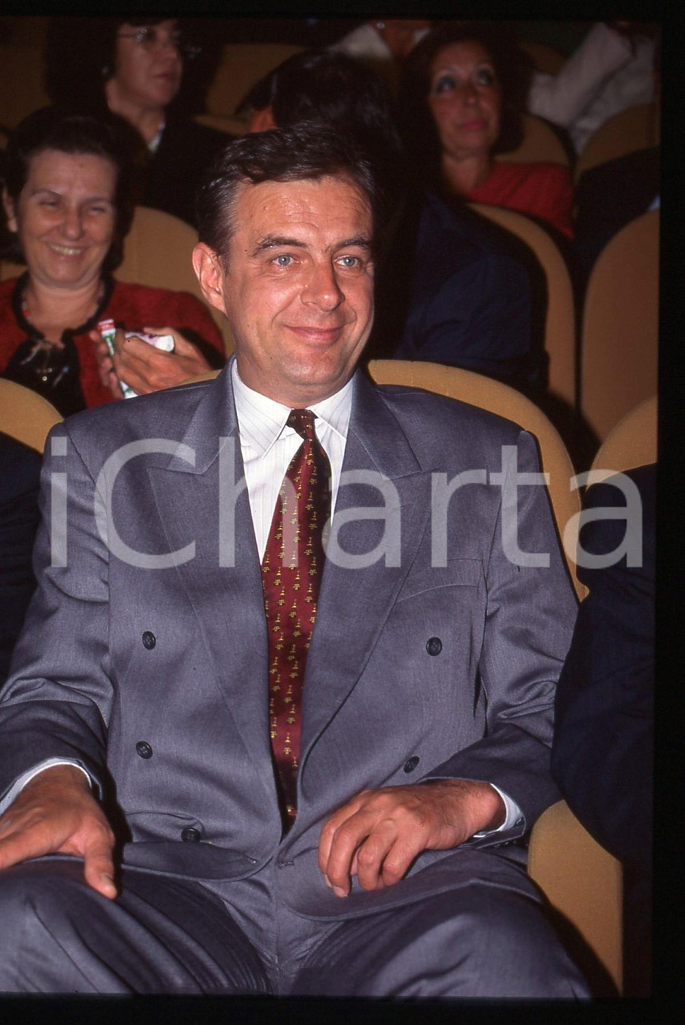 35mm vintage slide* 1995 VENEZIA Tarik KUPUSOVIC al Campiello Ritratto (2)  Diapositiva d'epoca, in formato 35 mm.CONDIZIONI: GOOD   Tutti i diritti riservati.E' severamente vietata la riproduzione. ICharta mette in vendita, sul negozio eBay e in esclusiva sul sito "icharta" il proprio archivio composto da numerose diapositive e negativi fotografici d'epoca, tutti originali e autentici, che attraversano la storia del costume italiano tra gli la fine degli anni Sessanta e Novanta.Si tratta di uno sguardo inedito sull'attualit&agrave;, la politica, la vita quotidiana, il gossip e la cultura, che fotografa il cambiamento della nazione in quest'ultimo scorcio del XX secolo. Un'occasione unica per il mercato del collezionismo, che vede finalmente disponibile un archivio eccezionale per vastit&agrave;, tematiche e condizioni, in un settore (il negativo fotografico e la diapositiva) di assoluta novit&agrave; e dalle interessanti prospettive di investimento.  originale e autentica 1