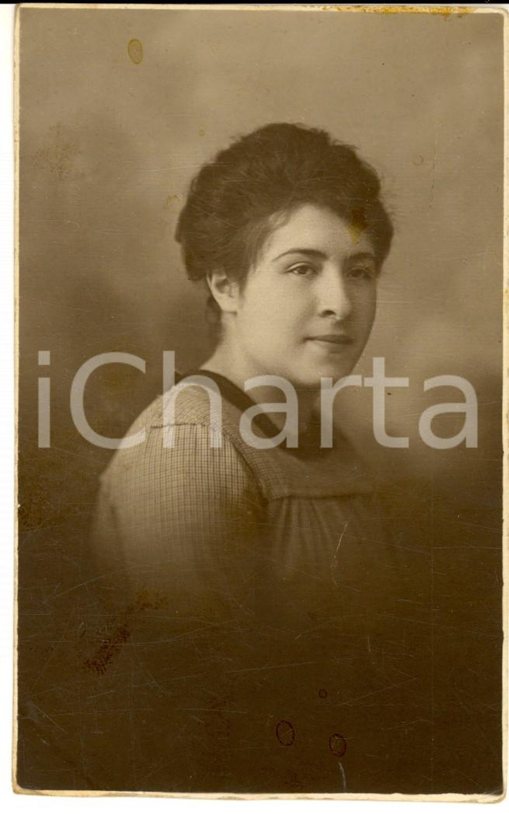 Fotografia d epoca originale 1920 ca MILANO ? Giovane donna in abitoa quadretti Foto cartolina VINTAGE 1
