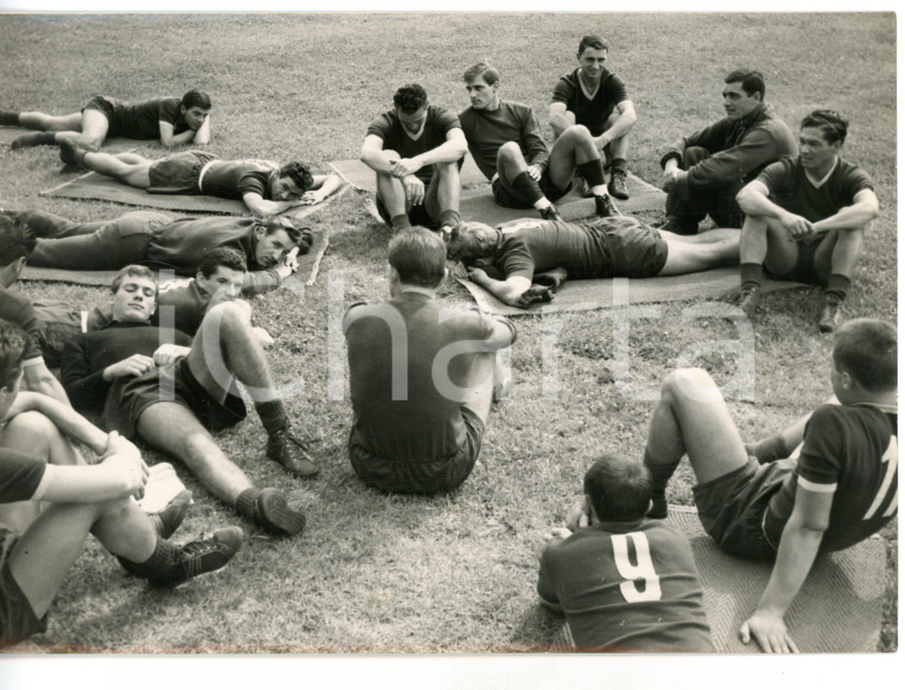 1958 CUNEO - CALCIO TORINO Riposo dopo l'allenamento *Foto 18x13 cm