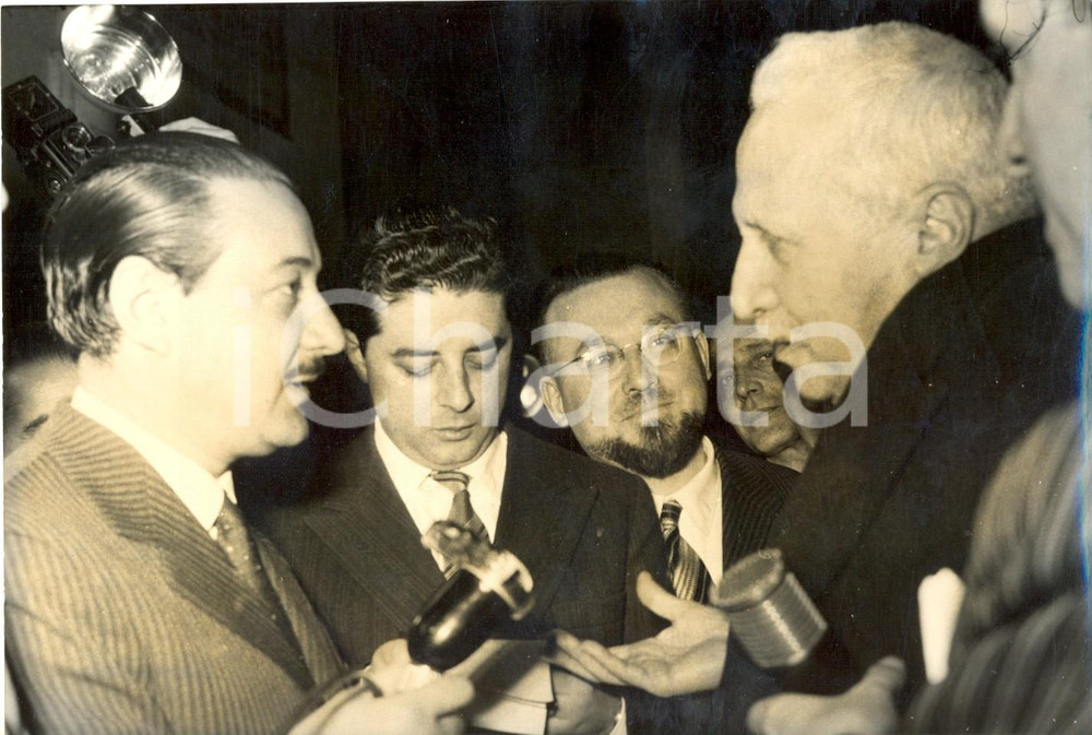 Fotografia d epoca originale 1954 ROMA  QUIRINALE Enrico De NICOLA intervistato su crisi di Governo Foto 1