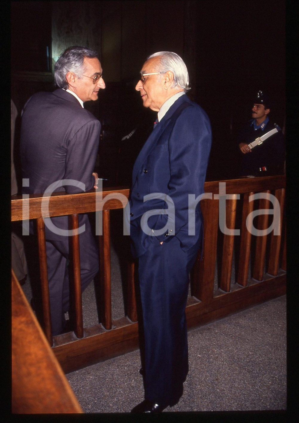 35mm vintage slide* 1992 MILANO Umberto ORTOLANI Processo BANCO AMBROSIANO (8)  Diapositiva d'epoca, in formato 35 mm.Nella diapositiva compare il finanziere Umberto Ortolani, in occasione di una seduta del processo per il crack del Banco Ambrosiano, tenutasi presso il Tribunale di Milano nell'aprile 1992.CONDIZIONI: GOODTutti i diritti riservati.E' severamente vietata la riproduzione. ICharta mette in vendita, sul negozio eBay e in esclusiva sul sito "icharta" il proprio archivio composto da numerose diapositive e negativi fotografici d'epoca, tutti originali e autentici, che attraversano la storia del costume italiano tra gli la fine degli anni Sessanta e Novanta.Si tratta di uno sguardo inedito sull'attualit&agrave;, la politica, la vita quotidiana, il gossip e la cultura, che fotografa il cambiamento della nazione in quest'ultimo scorcio del XX secolo. Un'occasione unica per il mercato del collezionismo, che vede finalmente disponibile un archivio eccezionale per vastit&agrave;, tematiche e condizioni, in un settore (il negativo fotografico e la diapositiva) di assoluta novit&agrave; e dalle interessanti prospettive di investimento. GOOD/buono   originale e autentica 1